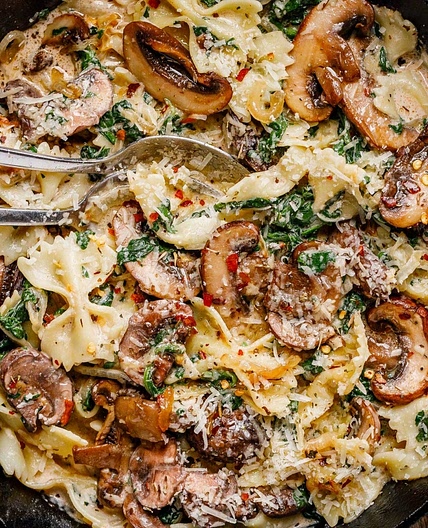 One-Pot Garlic Parmesan Pasta with Spinach and Mushrooms