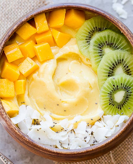 Bol de smoothie aux kiwis, mangues et ananas