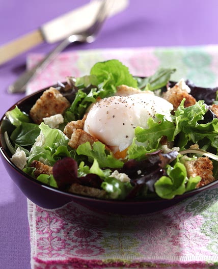 Salade aux œufs pochés