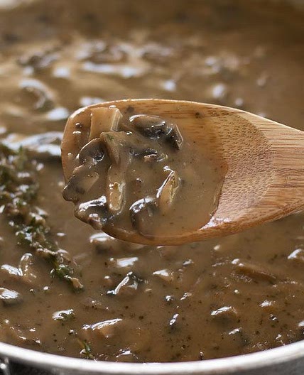 Sauce gravy aux herbes et champignons
