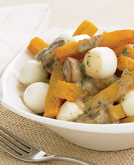 Poutine aux frites de polenta, sauce crémeuse aux champignons