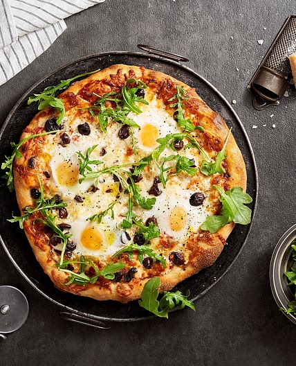 Pizza faite à la main avec œufs