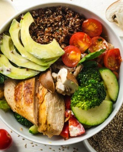 Buddha Bowl mit Huhn und Quinoa