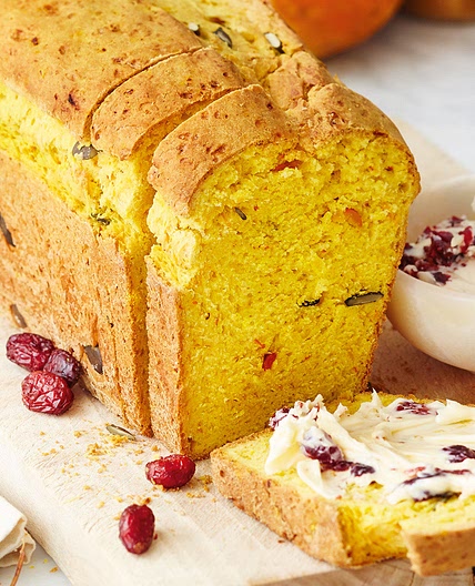 Kürbis-Ingwer-Brot mit Cranberry-Butter