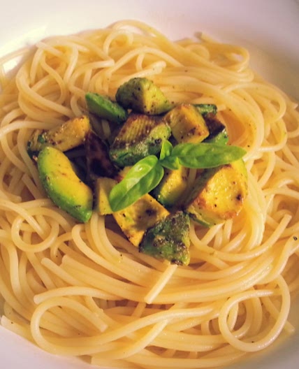Vegane Spaghetti in Knoblauchmarinade mit gebratenen Avocado