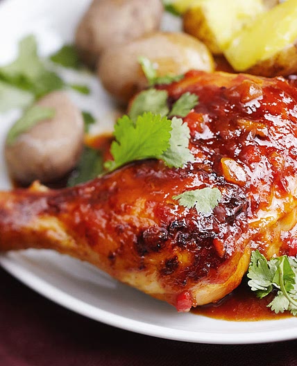Hühnerkeulen in BBQ-Sauce mit Erdäpfeln