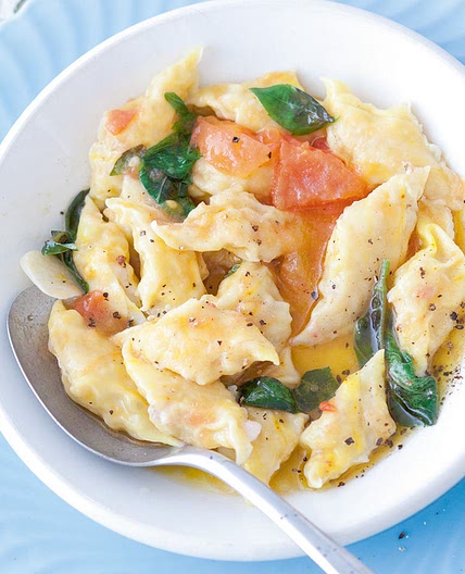 Safran-Ravioli mit Tomaten-Basilikum-Sud