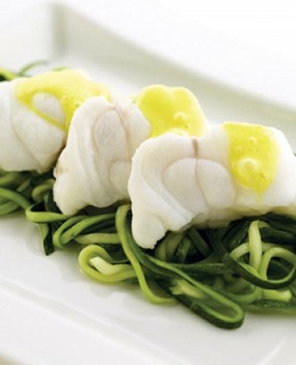 Seeteufelmedaillons auf Zucchinispaghetti und Safransauce