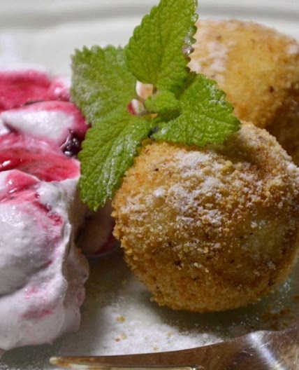 Topfenknödel mit Preislbeerschaum