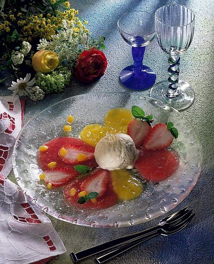Vanille-Eiscreme auf Fruchtpüree