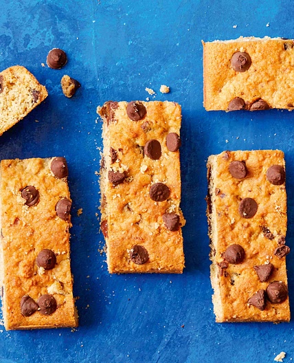 Date and choc-chip cookie bars recipe