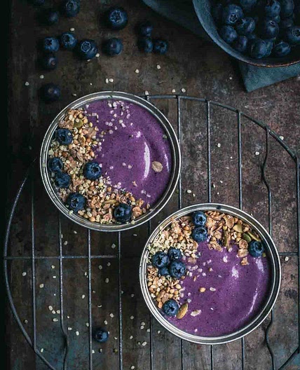 LOVELY BLUEBERRY PIE SMOOTHIE BOWL