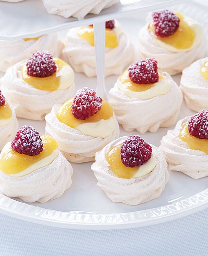 Mini lemon custard pavlovas