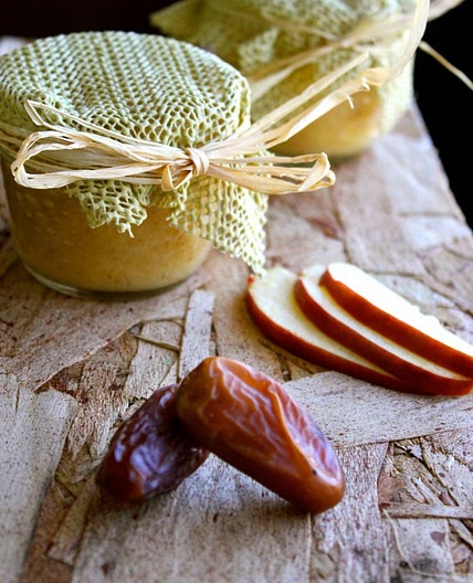 Raw Applesauce Sweetened with Dates