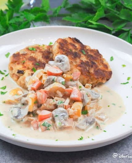 Pan-fried bread dumplings with mushroom vegetable cream sauce
