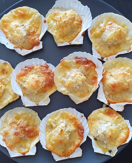 Baked Cheesy Garlic Scallops
