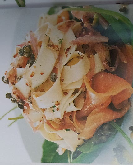 Pasta met gerookte zalm en dillesaus