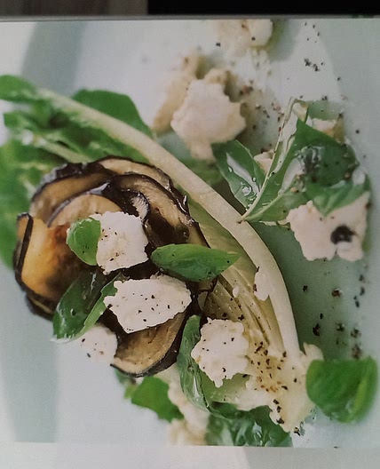 Salade met knapperig gebakken aubergine