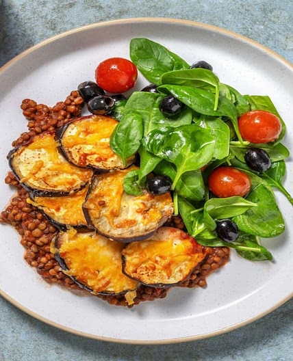 Vegetarisches Moussaka mit Linsen dazu Salat mit Honig-Senf-Dressing