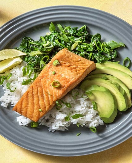 Lachsfilet in Teriyakisoße mit Sesamspinat und Avocado