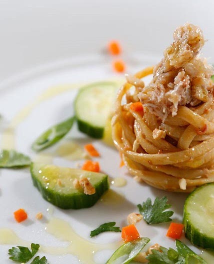 Barilla® Linguine with a Sweet & Tangy Peanut Sauce, Carrots, Cucumbers & Crab | Barilla