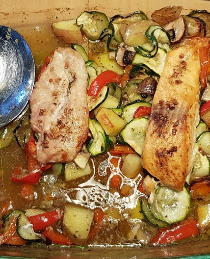 Gemüseauflauf mit Hähnchen und Lachs