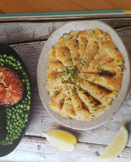 Golden salmon steaks with sweet peas mash
