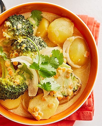 Kartoffel-Brokkoli-Curry mit Kokosmilch