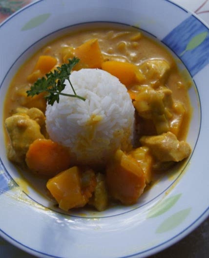 Hähnchenbrustfilet-Kürbis-Curry im Wok mit Reis