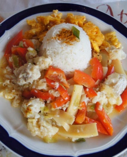 Kabeljaufilet-Gemüse-Wok mit Ei und Basmatireis