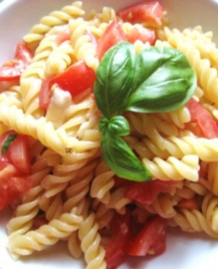 Pasta Caprese freddo---Fusilli mit kalten Tomaten-Mozarellawürfeln