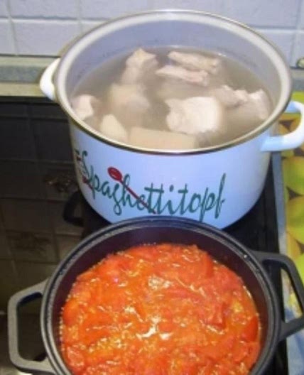 Klösschensuppe mit Paprika, Tomate und Kürbis