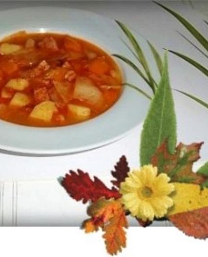 Herbstlicher Gemüseeintopf mit Kohl und Würstchen