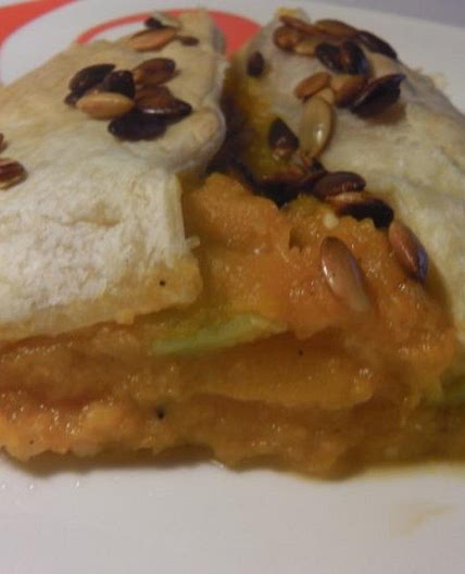 Steirischer Kürbisstrudel mit gerösteten Kürbiskernen als österreichisches Schmankerl
