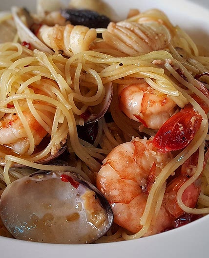 A Recipe for Oven-Baked Seafood Spaghetti (Spaghetti al cartoccio)