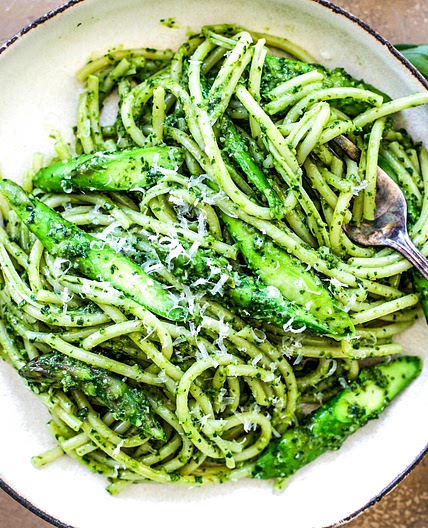 Spinach Pesto Spaghetti with Asparagus