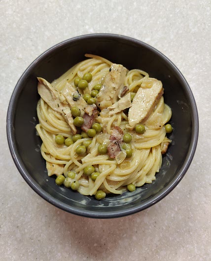 Pasta with Chicken, Bacon, and White Sauce