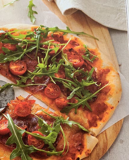 Pizzas à la tomate, au salami et à la mozzarella