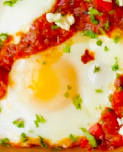 Tomato with Poached Eggs قلّاية بيض وبندورة