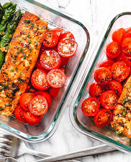15-Minute Meal-Prep Salmon and Asparagus in Garlic Lemon Butter Sauce