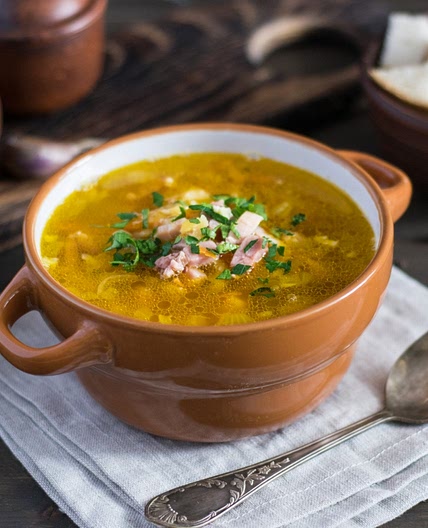Ароматный гороховый суп с копченой грудинкой