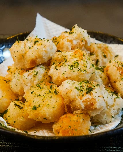 Fried scallops with salty green seaweed powder