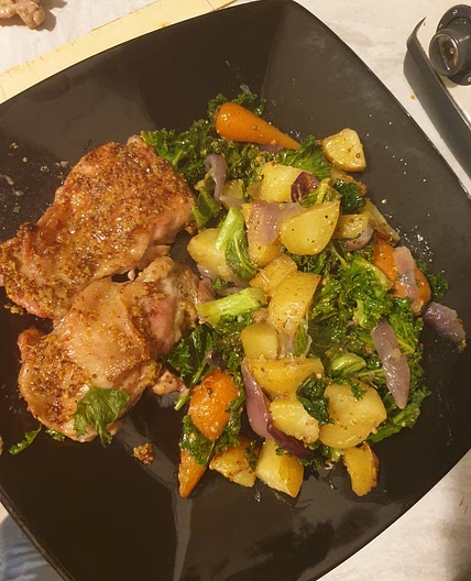 Easy chicken thigh tray bake!