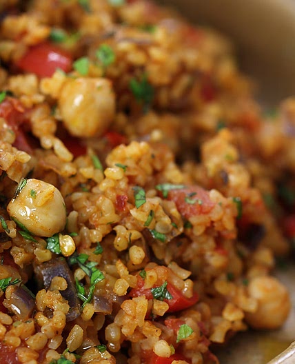 Turkish bulgur pilaf with chickpeas and tomatoes