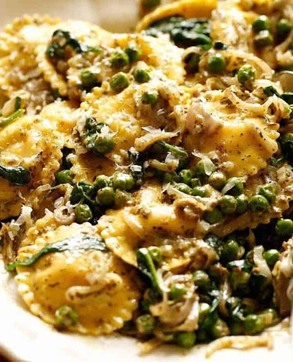Ravioli with Creamy Pesto Sauce Spinach, Peas and Shallots