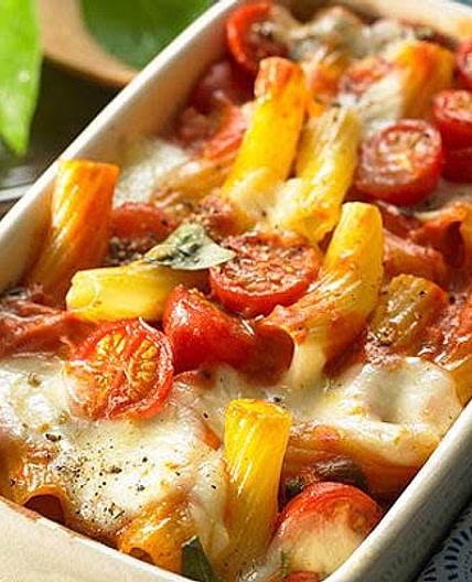 Nudelauflauf mit Tomaten und Mozzarella