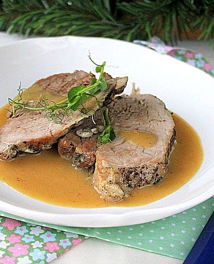 Тушеная свинина с луковым соусом