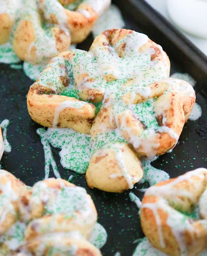 Easy Shamrock Cinnamon Rolls