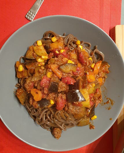 Soba noodles with minced meat