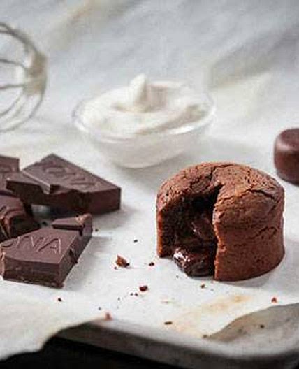 CHOCOLATE MOLTEN LAVA CAKE